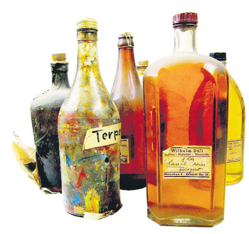 Historische Malmittel zur Herstellung und Aufbereitung von Ölfarben, von links: Maracaibo Kopaivabalsam, Terpentinöl, Balsamterpentin, älteres Leinöl, jüngeres Leinöl (Foto M. Pracher)