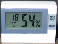 Abb.1: Kleines Thermohygrometer (Foto: M. Pracher)