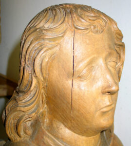 Abb.: Im Kopf dieser Skulptur des 16. Jh. treten Trocknungsrisse durch den vorhandenen Holzkern auf